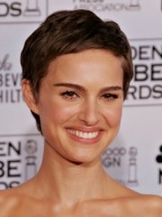 natalie-portman-wear-a-twiggy-style-haircut-hair-styles