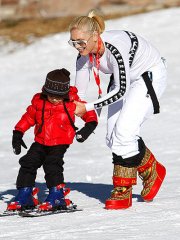 Gwen Stefani skiing with a trendy suit